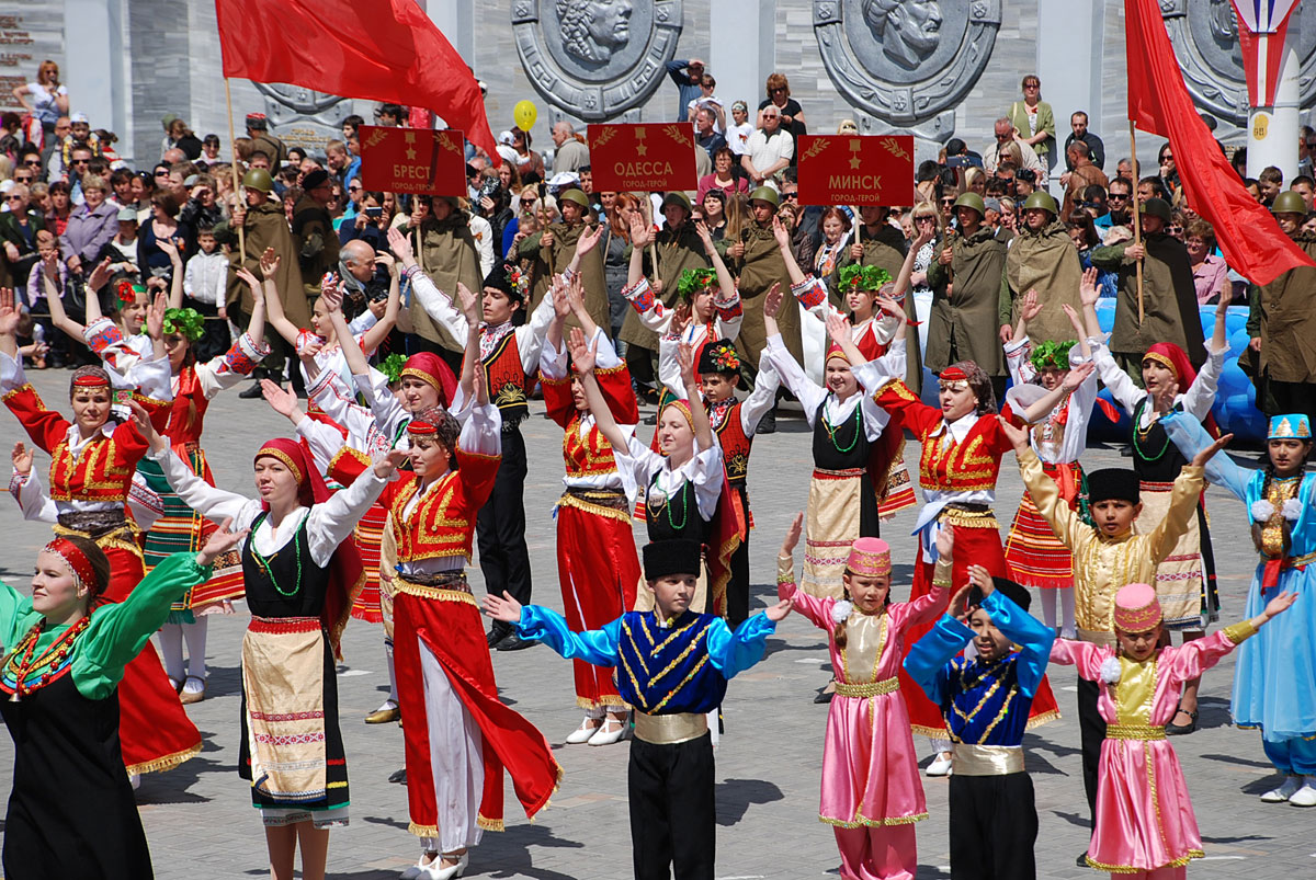 Какая республика самая многонациональная. Танец дружбы народов. Многонациональная победа. Многонациональный танец. Многонациональный народ.