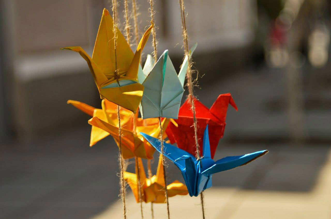 Оригами журавлик простой способ. Фигурки оригами. Оригами Журавлик. Украшения из бумажных журавликов. Мастер класс бумажный Журавлик.