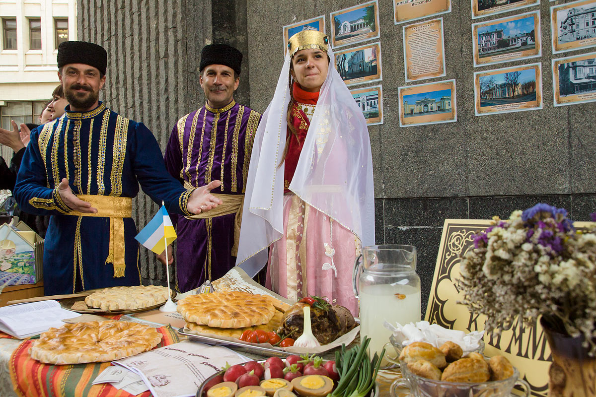 Кто такие караимы. Крымский татарин и караимы. Национальный костюм караимов в Крыму.