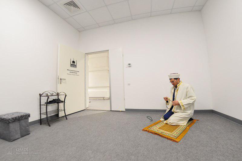 Намаз куйбышева. Молельная комната в аэропорту Дагестана. Молебная комната у мусульман. Комната для молитвы мусульман.